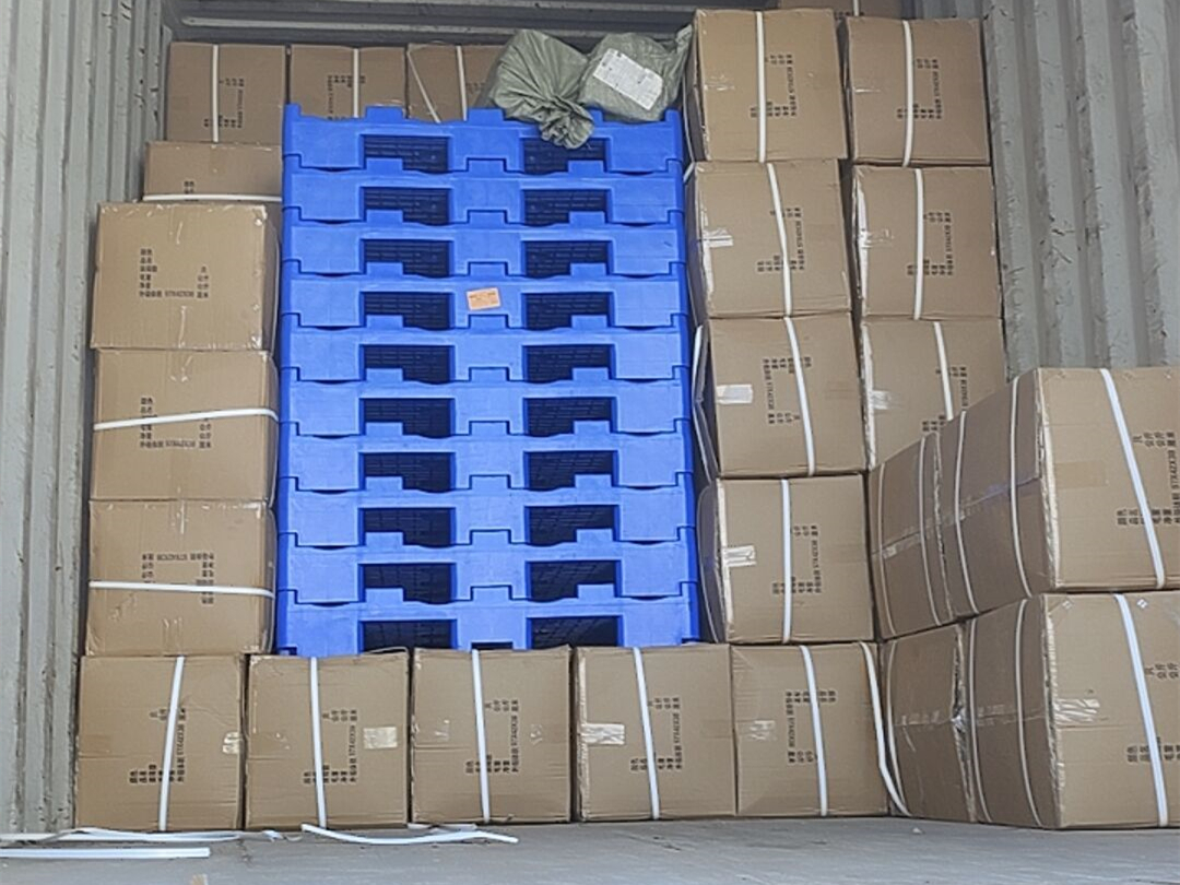 【2022 Oct. 13】Contenedor El embrión de la botella, la tapa de la botella y las materias primas se envían a Surinam en un contenedor completo