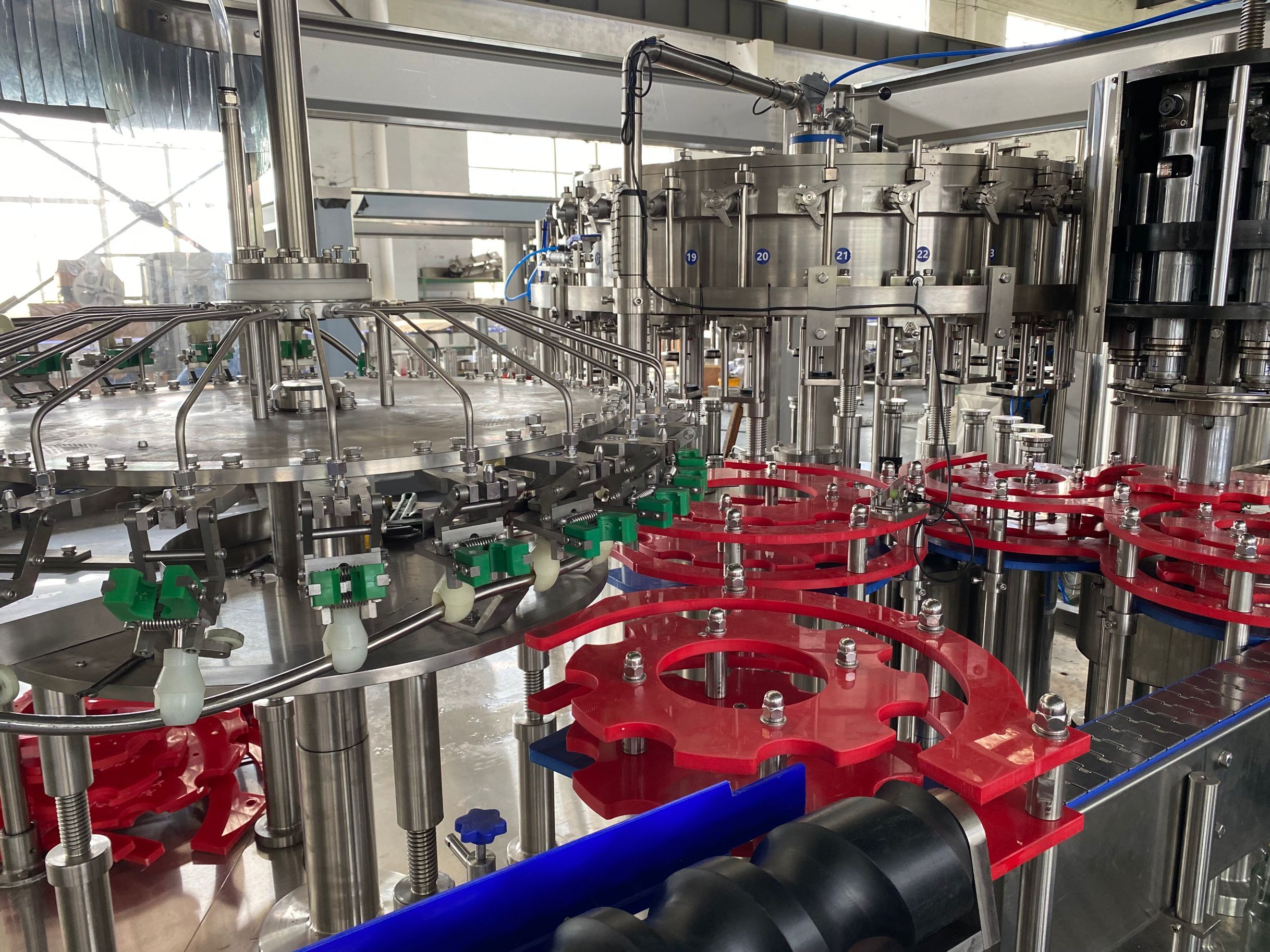 【2022 julio 1】Se completó la puesta en servicio de la máquina llenadora de cerveza